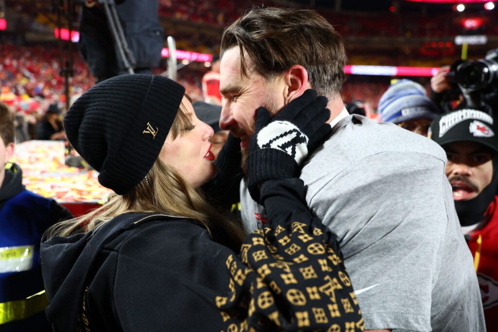 MIRAR: Travis Kelce y Taylor Swift comparten un momento conmovedor después de que la victoria de los Kansas City Chiefs condujera al quinto Super Bowl en 6 años
