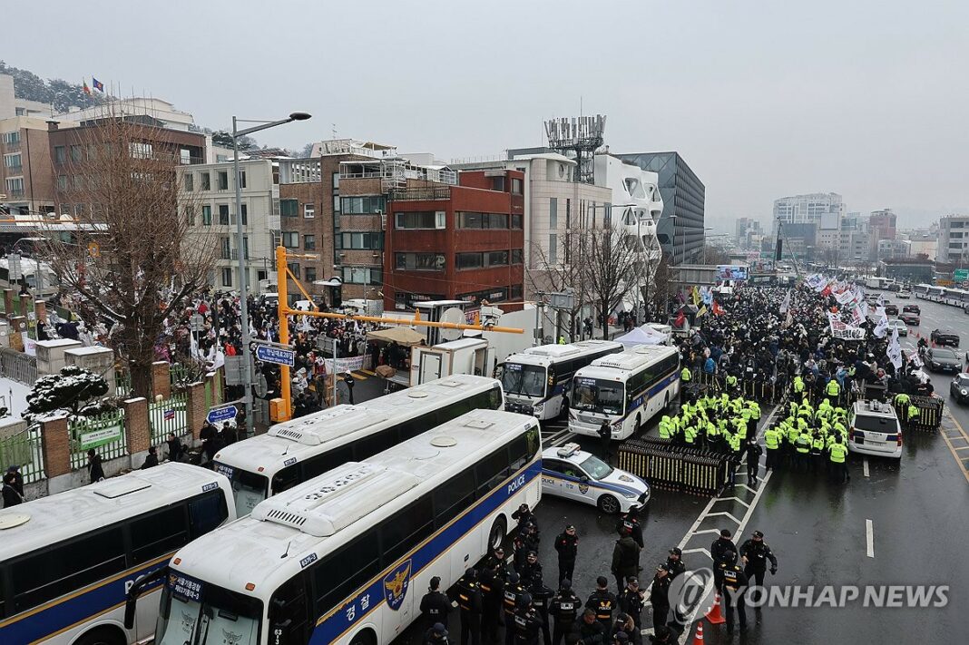 Rallies for, against Yoon's impeachment take place for 3rd day near presidential residence