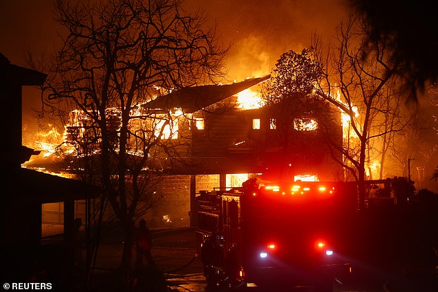 Las llamas se elevan desde una estructura mientras el incendio Eaton arde en Pasadena, California, EE. UU., 7 de enero de 2025.