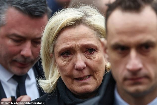 Marine Le Pen se emocionó al asistir al funeral en honor de su padre, Jean-Marie, fallecido la semana pasada.