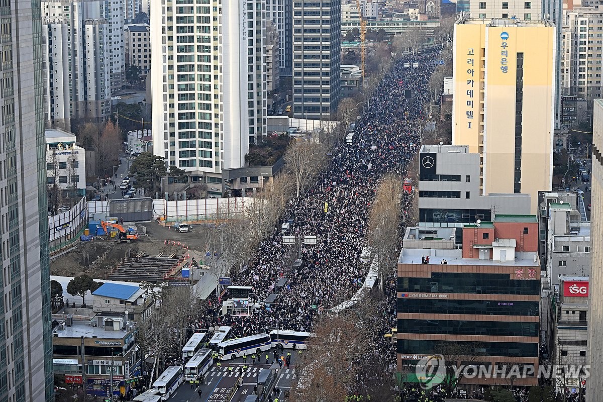 Over 12,000 rally in support of Yoon outside court