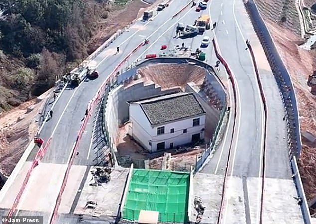 Un chino testarudo rechazó el paquete de reubicación del gobierno y ahora ha hecho construir una autopista alrededor de su casa.