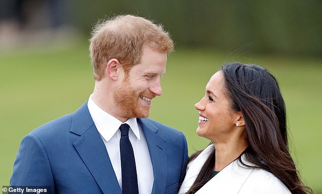 El príncipe Harry y Meghan Markle asisten a una sesión fotográfica oficial para anunciar su compromiso en The Sunken Gardens en el Palacio de Kensington en noviembre de 2017.