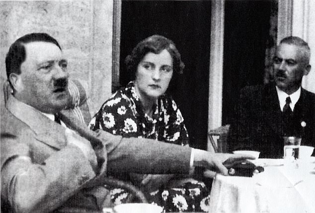 Adolf Hitler con Franz von Pfefferin y Unity Mitford, quien pasó días yendo a su restaurante favorito con la esperanza de que se fijara en ella, en 1936.