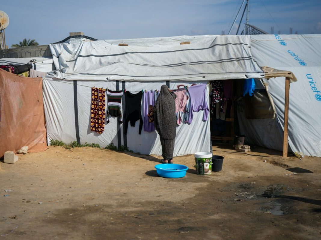 'Mi corazón está partido en dos': las mujeres que esperan regresar al norte de Gaza
