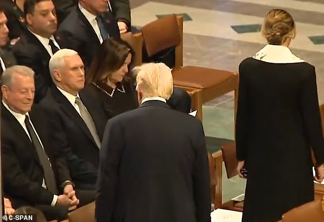 Karen Pence (sentada en el centro) se negó a saludar a Donald y Melania Trump cuando llegaron a la Catedral Nacional de Washington para el funeral del presidente Jimmy Carter.