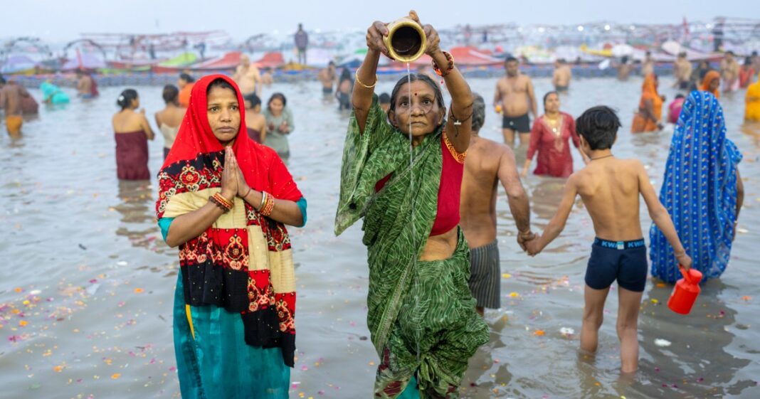 Miles de hindúes se bañan en aguas sagradas en el festival Kumbh Mela de la India
