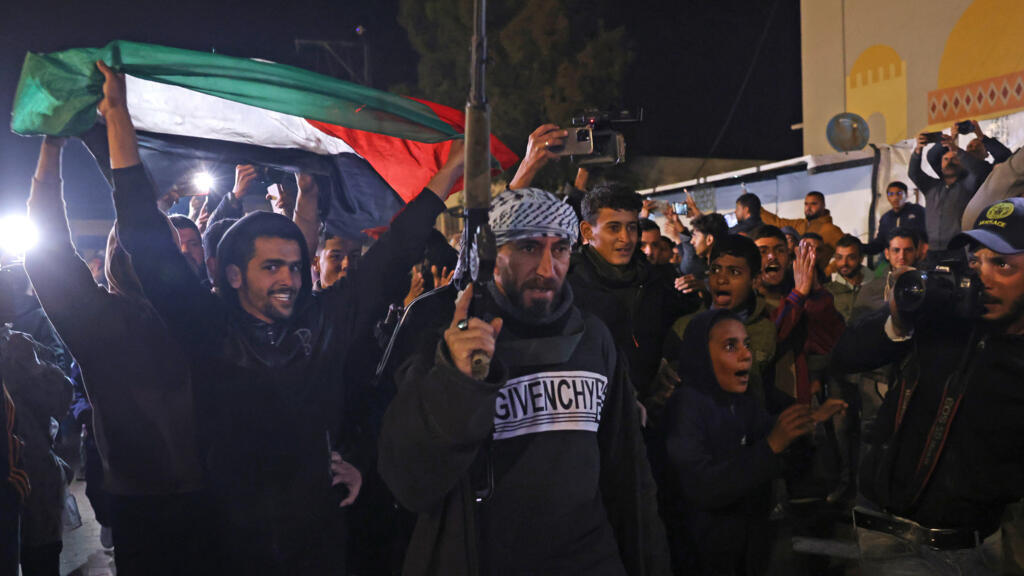 Miles de personas celebran en Gaza tras el anuncio del acuerdo de alto el fuego entre Israel y Hamas
