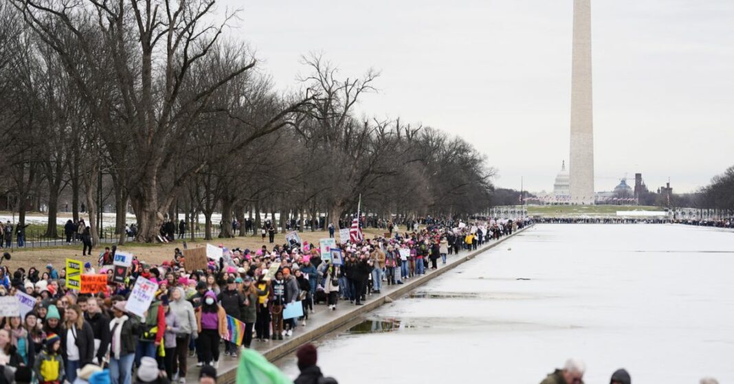 Miles de personas marchan en Washington días antes de que Trump asuma el cargo
