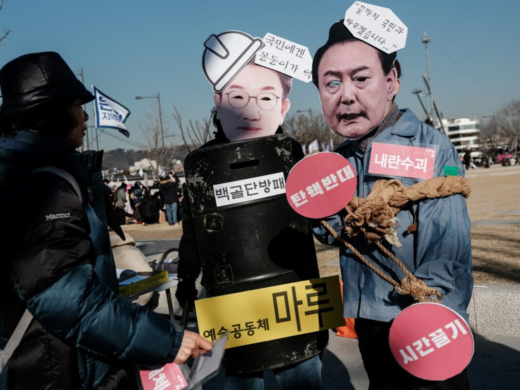 Miles de personas protestan en Corea del Sur mientras Yoon se resiste a un segundo intento de arresto
