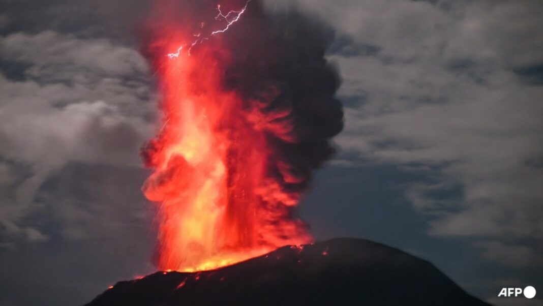 Miles de personas se niegan a ser evacuadas a pesar de las erupciones volcánicas de Indonesia
