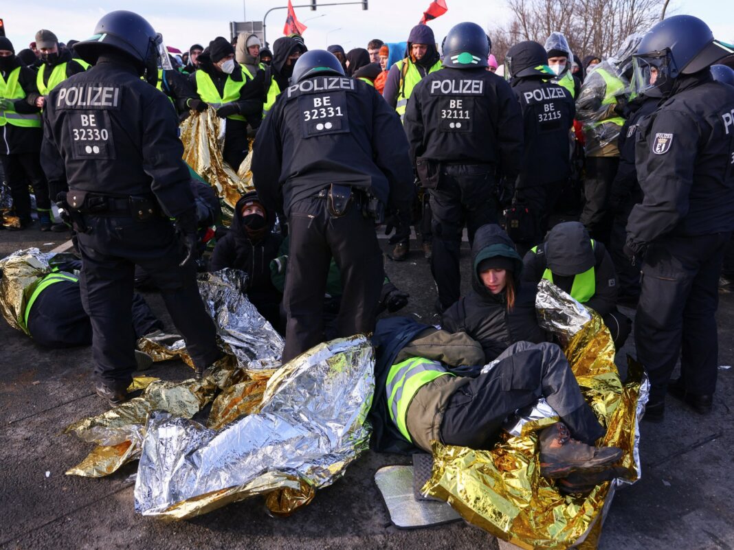 Miles de personas se reúnen en Alemania para protestar contra el congreso de extrema derecha de AfD
