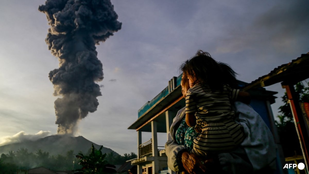 Miles de personas serán evacuadas tras la erupción del Monte Ibu en Indonesia
