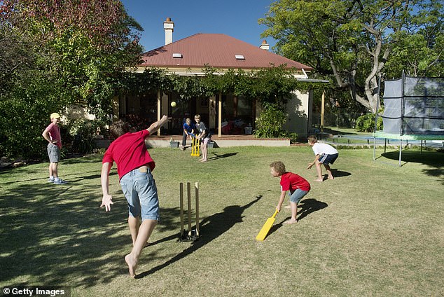 Ser propietario de una casa con patio trasero ha brindado, durante generaciones, estabilidad a las familias y estrechos vínculos comunitarios (en la foto se muestra una imagen de archivo de un patio trasero australiano)