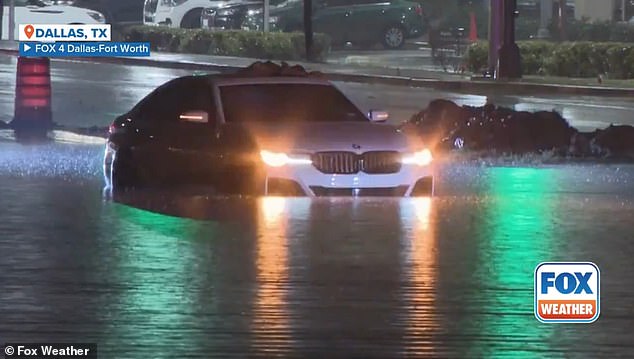 Los residentes del área metropolitana de Dallas-Fort Worth en Texas se enfrentaron un viaje agotador el jueves por la mañana después de que aproximadamente cuatro pulgadas de lluvia cayeron durante la noche y las carreteras inundadas