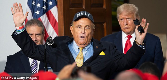 Rudy Giuliani, ex abogado personal de Donald Trump, llegó a un acuerdo con dos trabajadores electorales de Georgia a los que difamó repetidamente