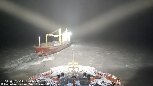 Este es el momento aterrador que un rompehielos nuclear fuera de control chocó con un barco de carga que había sido enviado para rescatar en el Ártico