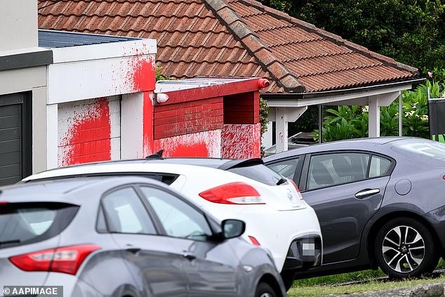 Una casa en el exclusivo barrio de los suburbios del este, donde el precio promedio de una vivienda supera los 5 millones de dólares, fue salpicada con pintura roja (en la foto)