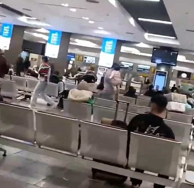 El vídeo, publicado en las redes sociales por el periodista iraní Masih Alinejad, muestra a la mujer aún anónima gritándole al hombre en el aeropuerto de Mehrabad de Teherán.