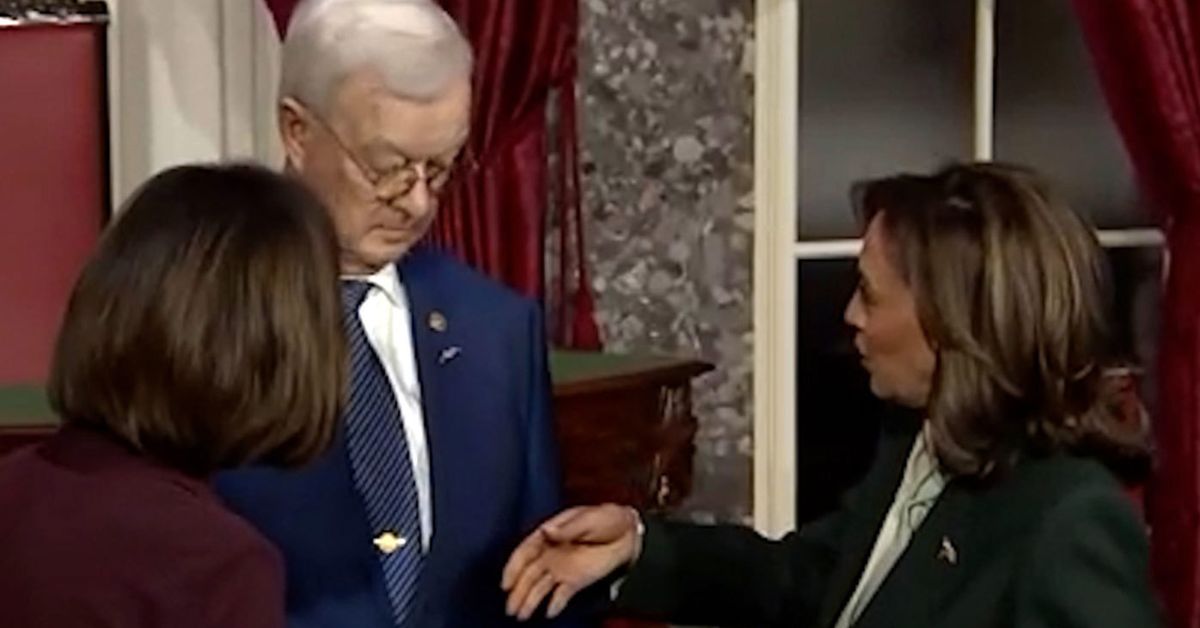 Momento en que el marido de la senadora parece rechazar el apretón de manos de Kamala Harris
