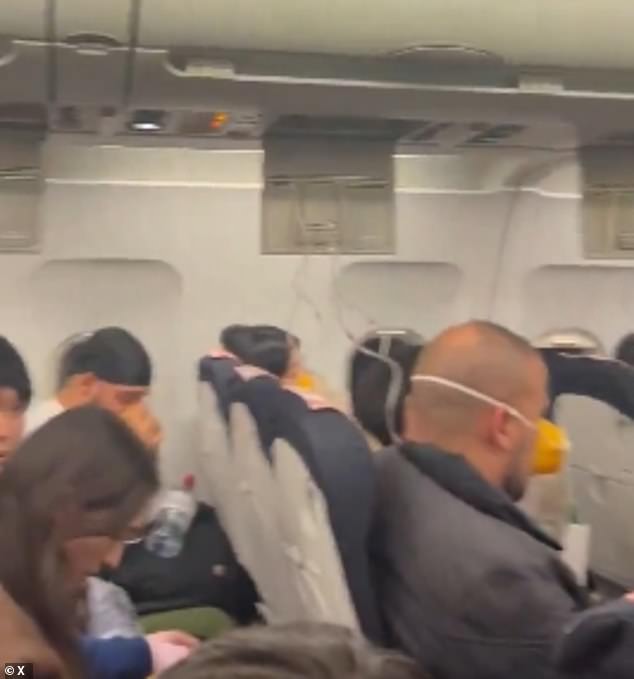 Momento en que las máscaras de oxígeno caen antes del aterrizaje de emergencia en París después de que la cabina pierde presión en un vuelo de Air France
