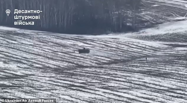 En las imágenes, tomadas desde un dron cercano, se puede ver un portaaviones de infantería Stryker conduciendo a través del paisaje nevado del campo de batalla de Kursk antes de hacer un giro brusco y comenzar a acelerar hacia un soldado.