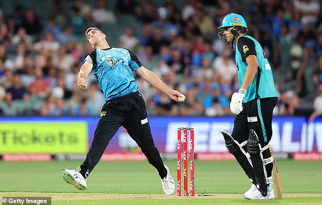 El cerrador del brazo izquierdo de Adelaide Strikers, Liam Haskett (en la foto), terminó tomando dos terrenos