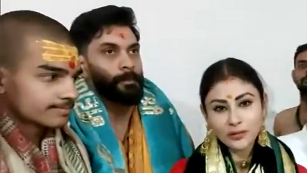 Mouni Roy y su esposo Suraj Nambiar visitan el templo Mahakaleshwar de Ujjain y asisten al 