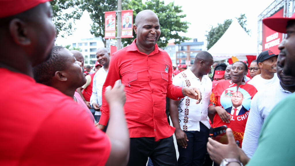 Mozambique toma posesión del presidente Daniel Chapo en medio de disturbios mortales por elecciones disputadas
