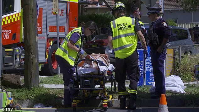 Los oficiales de Fire and Rescue NSW rescataron a un conductor atrapado dentro de los escombros y le administraron primeros auxilios en el jardín delantero de la propiedad.