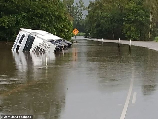 Múltiples ciclones podrían llegar al norte de Queensland el jueves, según la Oficina de Meteorología.