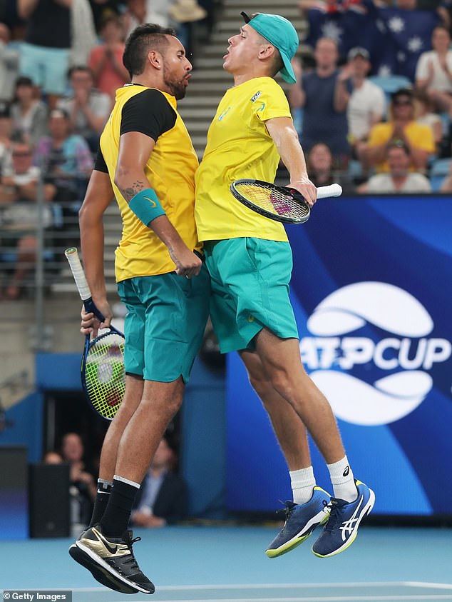 Nick Kyrgios ha declarado que Alex de Miñaur es capaz de ganar un Grand Slam a lo largo de su carrera (en la foto, jugando juntos en la Copa ATP)