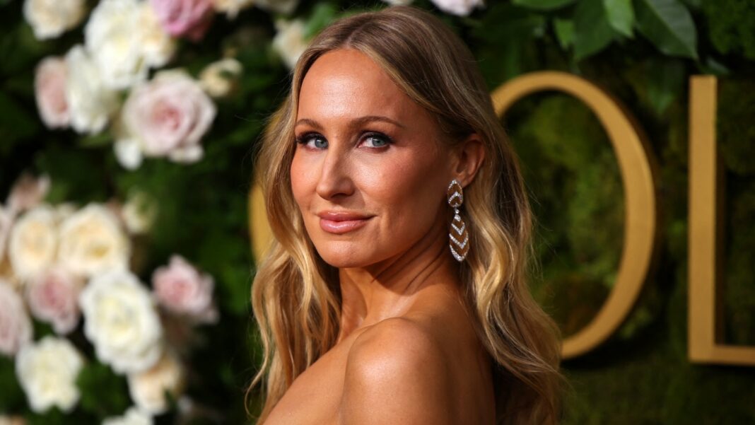 Nikki Glaser afirma que le pagaron menos que a un ex presentador masculino de los Globos de Oro: 