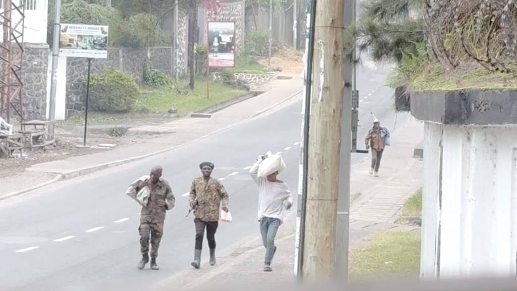 Noticias24 | Rebeldes del M23 vistos en el centro de Goma, República Democrática del Congo, a pesar de la exigencia de la ONU de que se vayan, dicen testigos
