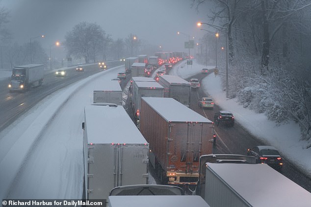 Se han emitido advertencias de tormenta invernal en cuatro estados, ya que los meteorólogos predicen casi 15 pulgadas de nevadas en algunas áreas desde el jueves hasta el viernes por la mañana.