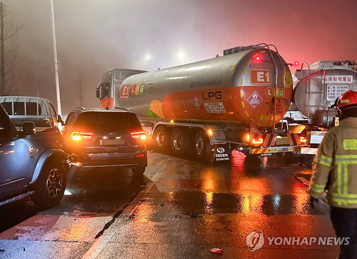 9 injured in 43-car pileup on icy highway in Goyang