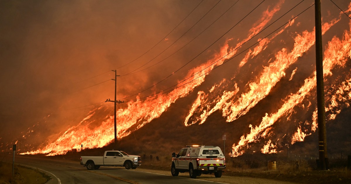 Nuevo incendio forestal en EE.UU. arrasa zona montañosa al norte de Los Ángeles
