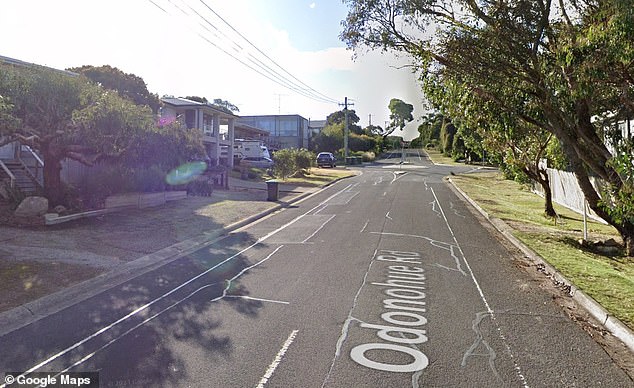 Los servicios de emergencia se apresuraron a la casa en O'Donohue Road (en la foto) en Anglesea, al oeste de Torquay en Victoria, el sábado por la tarde después de que el balcón colapsara