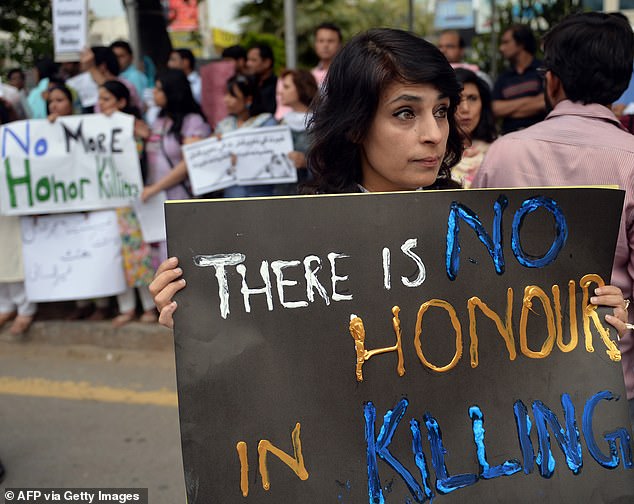 La imagen de archivo muestra a los activistas de los derechos humanos paquistaníes que sostienen pancartas durante una protesta contra los asesinatos de honor en Islamabad