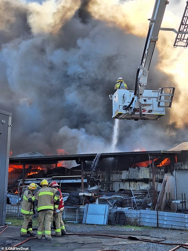 Los equipos de bomberos están luchando contra un incendio en el suburbio de Brisbane de Pinkenba, solo unas horas después de que un incendio en el suburbio de Kedron destruyó un edificio comercial similar (se muestra el fuego de Kedron)