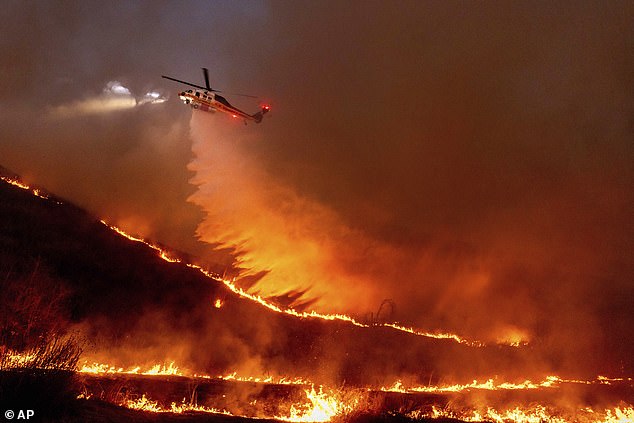 El incendio de Kenneth está arrasando West Hills a un ritmo rápido, y 900 socorristas exhaustos fueron retirados de otros infiernos de alta prioridad en el sur de California para proteger los hogares y tratar de contener las llamas.