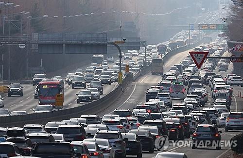 (LEAD) Traffic heavy on highways on final day of extended Lunar New Year holiday