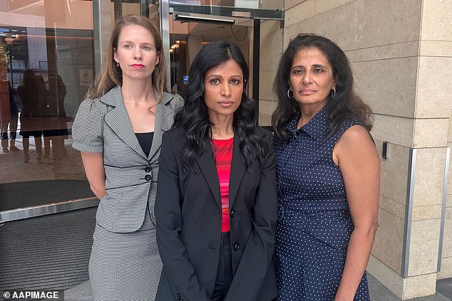 La psiquiatra dimitida Christina Matthews, la presidenta de RANZCP NSW, Pramudie Gunaratne, y la psiquiatra dimitida Anu Kataria, fotografiadas en Sydney el martes.