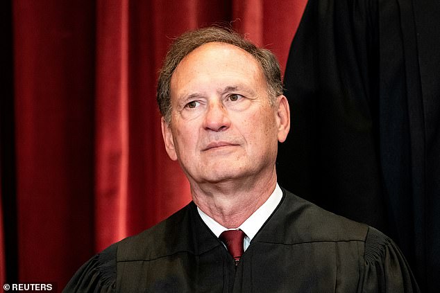 El juez de la Corte Suprema, Samuel Alito, reveló que habló con el presidente electo Trump por teléfono el día antes de que los abogados de Trump pidieran al tribunal que detuviera la sentencia del caso de dinero secreto.