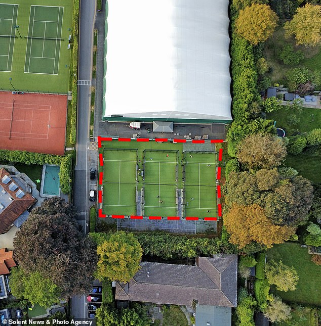 Una vista aérea de las raquetas de Winchester y las tres canchas de Padel del club de fitness