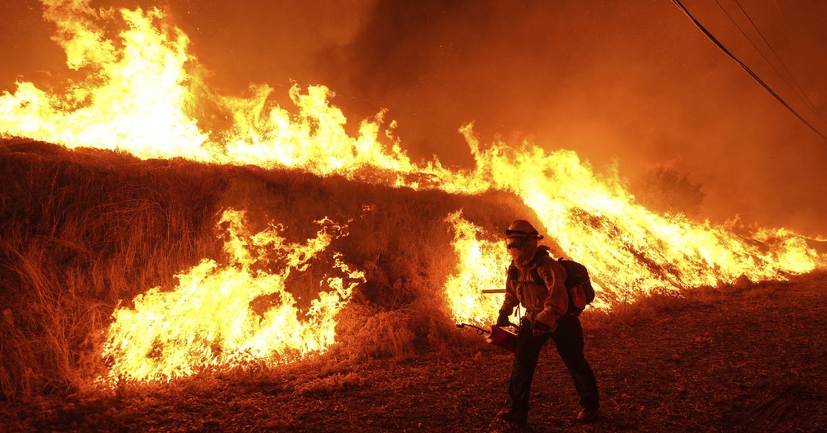 Progreso realizado en llamas al norte de Los Ángeles, nuevas incendios en el sur de California
