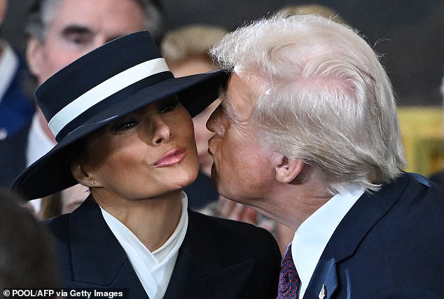 Cuando Donald Trump experimentó repetidamente dificultades para navegar por el ala ancha del sombrero para plantar un beso en el rostro de su Primera Dama, sus críticos se apresuraron a sugerir que ella lo había usado intencionalmente para evitar que él se acercara a ella.