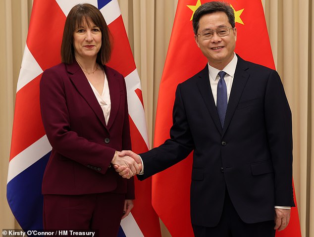 La canciller Rachel Reeves posó con el ministro de Finanzas chino, Lan Fo'an, en Beijing al iniciar su polémico viaje al gigante asiático.