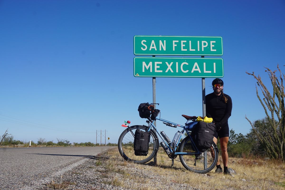 'Recorrí 900 kilómetros con una sola pierna': la búsqueda de un ciclista de una nueva biela en los desiertos mexicanos
