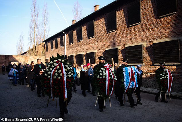 Regresando al infierno para que su malvado nunca se pueda olvidar: los sobrevivientes del Holocausto y sus familias visitan Auschwitz para marcar el 80 aniversario de su liberación
